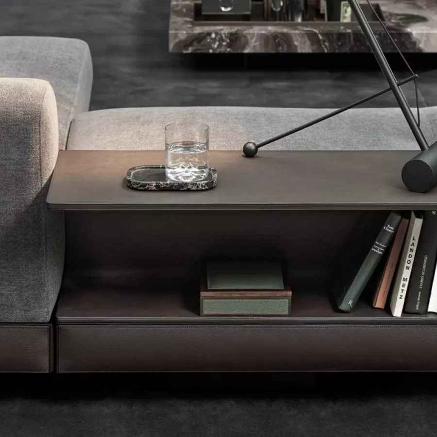 Moderner Minotti Beistelltisch mit integriertem Regal, graues Sofa, Designermöbel im Möbelstudio Showroom