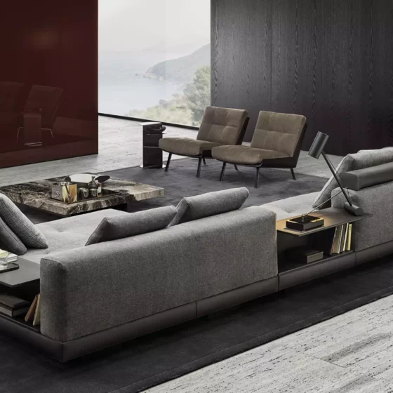Modernes Wohnzimmer mit grauem Minotti Sofa, zwei braunen Sesseln, Marmor-Couchtisch, Kamin und großem Panoramafenster mit