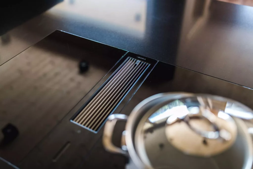 Moderne Poliform Küche mit Bora Kochfeldabzug und Miele Kochfeld in schwarzer Arbeitsplatte, Salzburg Design