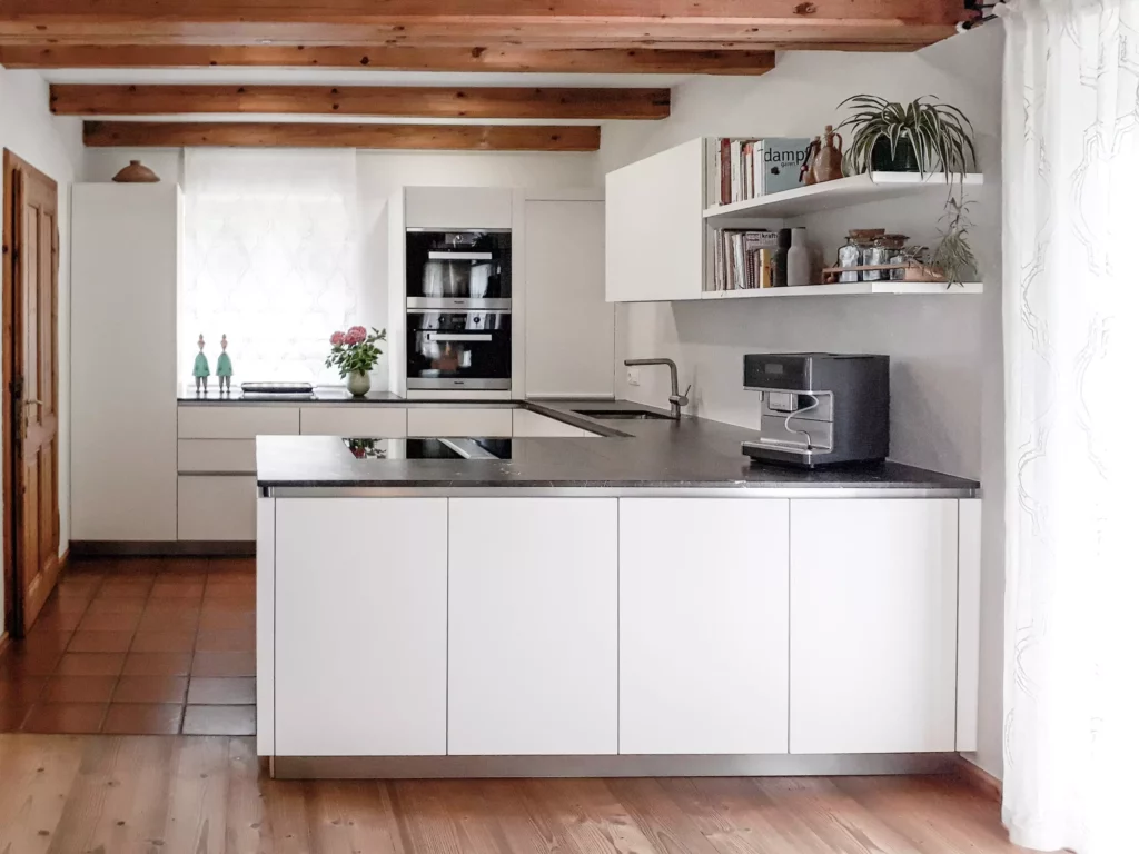 Moderne weiße Küche mit Altholztisch, Einbaugeräten von Miele, Bora Professional Kochfeld und offener Regalwand, Selectiond