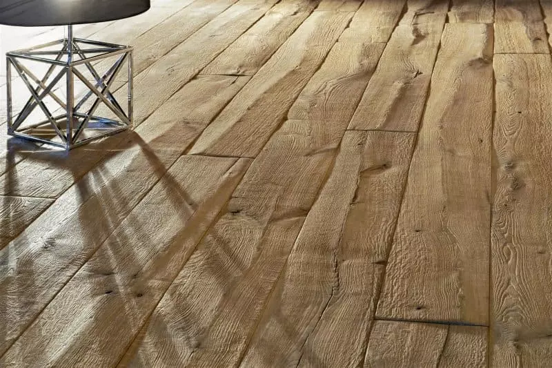 Holzboden mit rustikaler Maserung und sichtbaren Astlöchern, Teil einer maßgefertigten Innenraumlösung der, Weitgasser