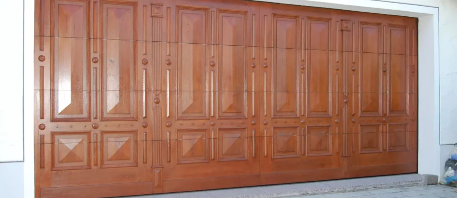 Garagentor aus Holz mit aufwendiger, maßgefertigter Tischlerarbeit und dekorativen Paneelen in Altenmarkt. Weitgasser