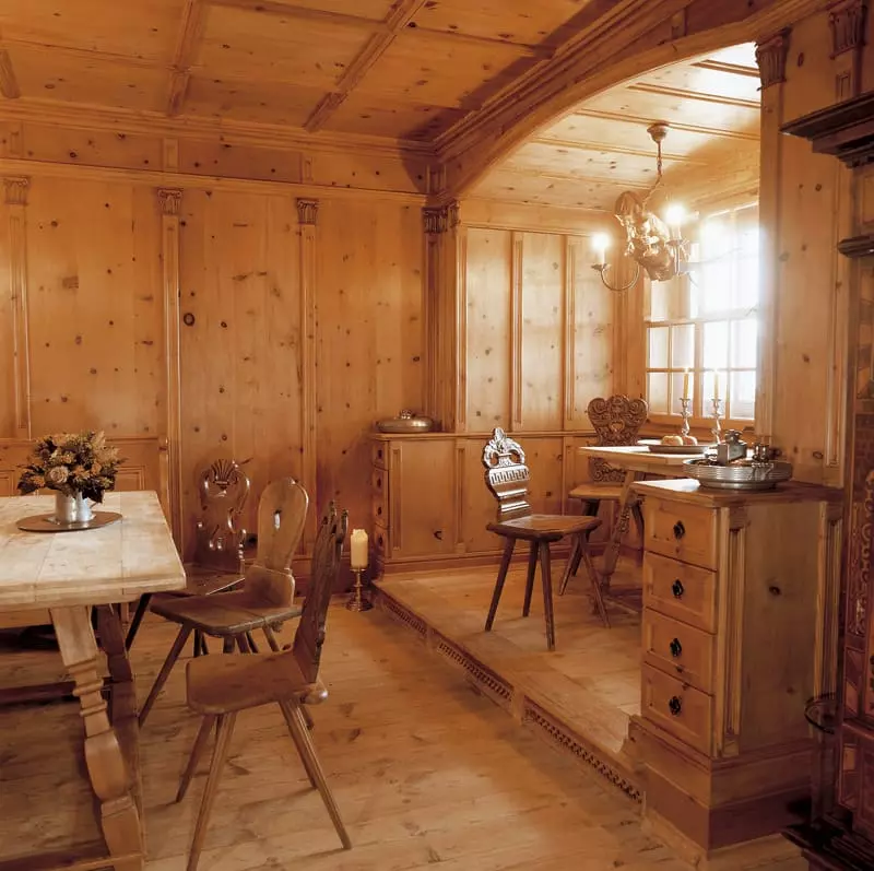 Traditionelle Stube mit maßgefertigten Holzmöbeln und Wandverkleidung aus hellem Holz in der Tischlerei Weitgasser