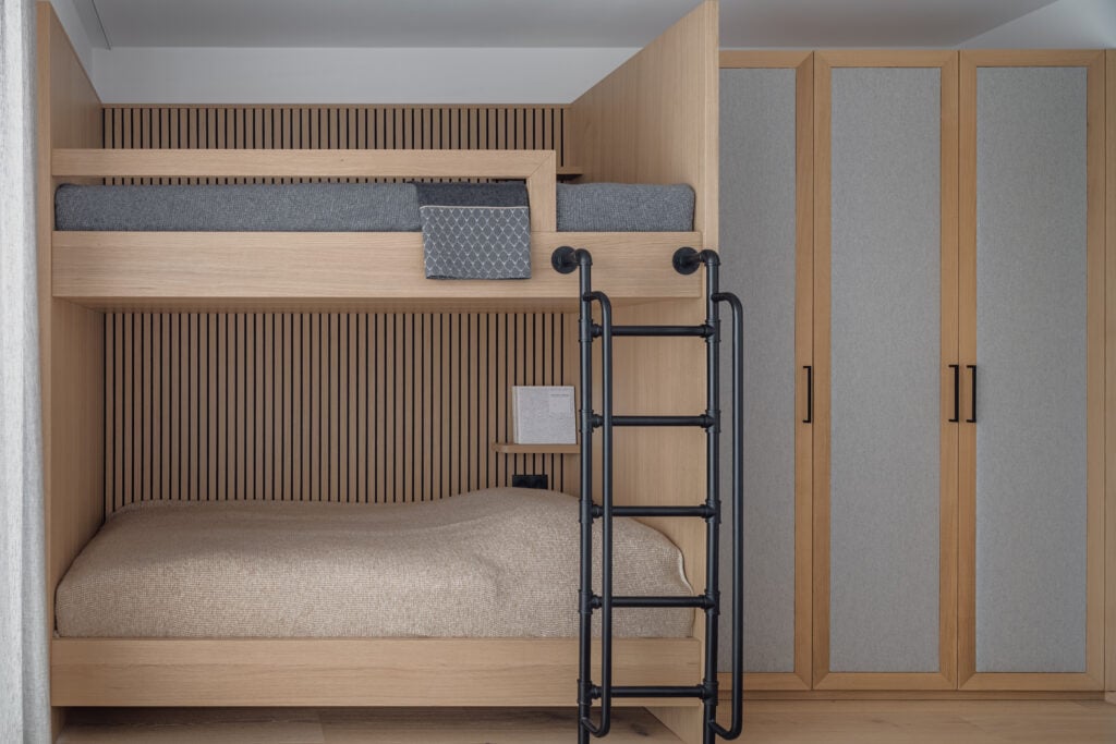 Schlafzimmer mit maßgefertigtem Etagenbett und integriertem Kleiderschrank in Holz und grauem Stoff, moderne, Einrichtung
