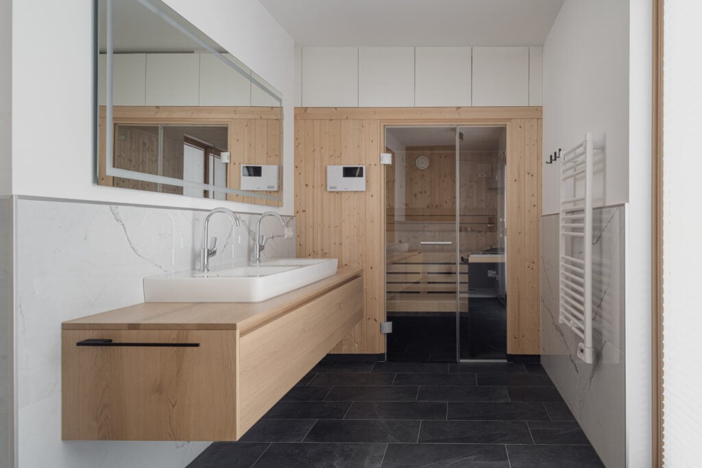 Modernes Badezimmer mit Doppelwaschbecken, Holzwaschtisch, großem Spiegel und Sauna mit Glastür in, Einrichtung