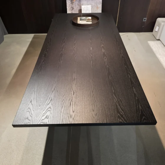 Schwarzer Minotti Linha Tisch mit Holzmaserung im modernen Showroom für Innenarchitektur und Designermöbel