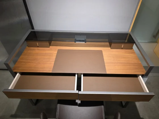 Moderner Rimadesio Rialto Tisch mit Holzplatte, braunen Lederauflagen und Metallrahmen im Showroom für Innenarchitektur und