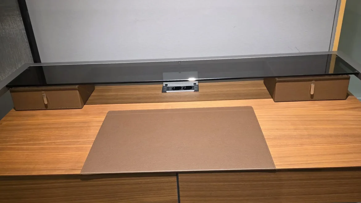 Moderner Rimadesio Rialto Tisch mit Glasplatte, Holzrahmen und braunem Leder-Set im Showroom für Innenarchitektur und