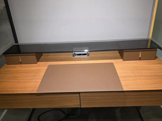 Moderner Rimadesio Rialto Tisch mit Glasplatte, Holzrahmen und braunem Leder-Set im Showroom für Innenarchitektur und