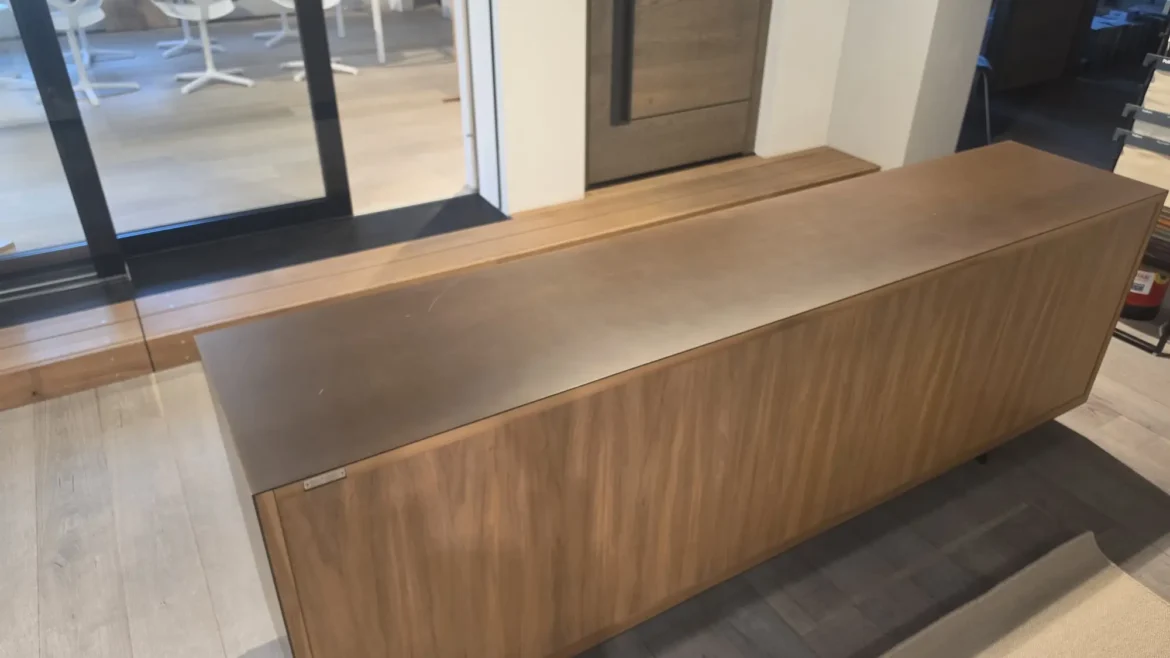 Modernes Sideboard aus Holz mit glatter Oberfläche in einem Showroom für Innenarchitektur und Designermöbel