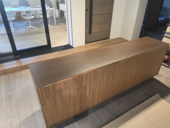 Modernes Sideboard aus Holz mit glatter Oberfläche in einem Showroom für Innenarchitektur und Designermöbel